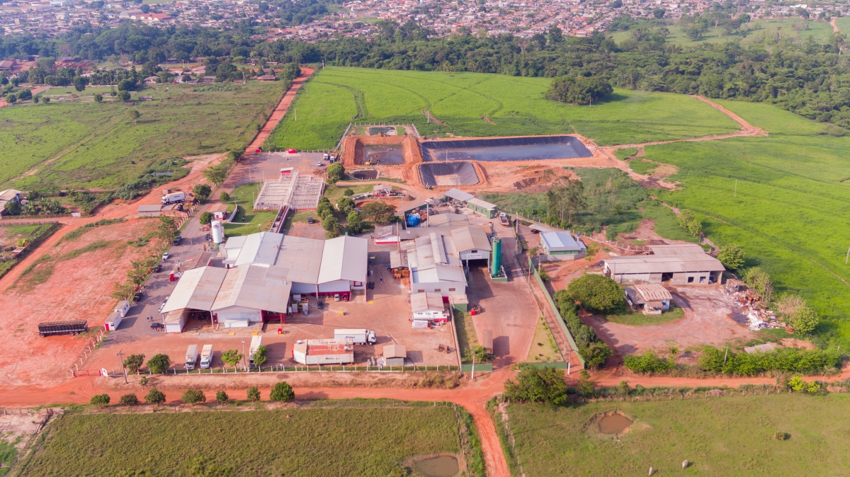 Vista aérea da unidade do Frigorífico Juína em Juína, Mato Grosso